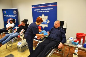 policjanci i pracownik komendy oddają krew