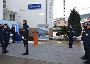 17. dowódca uroczystości składa meldunek Komendantowi Leśniakowi