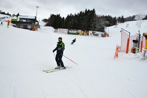 policyjni narciarze zjeżdżają na nartach ze stoku