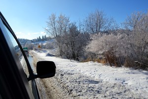 zimowe warunki na drodze, fragment boku samochodu