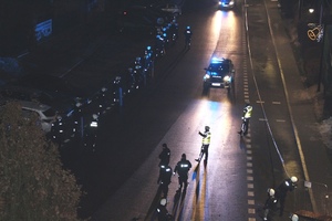 Policjanci Oddziału Prewencji Policji i ruchu drogowego przy hali w Krynicy- Zdroju