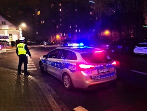 policjant ruchu drogowego przy radiowozie