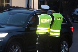Wspólny patrol Policji w Straży Miejskiej podczas kontroli drogowej pojazdu