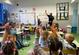 dzieci uczą się kierunków pokazując je dłońmi - Bezpieczna droga do szkoły
