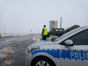 funkcjonariusz pełni kontrolę przy granicy ze Słowacją