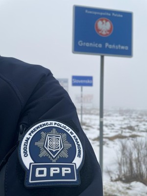 logo OPP na mundurze, w tle znak granica państwa
