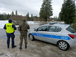 policjant i żołnierz w pobliżu radiowozu