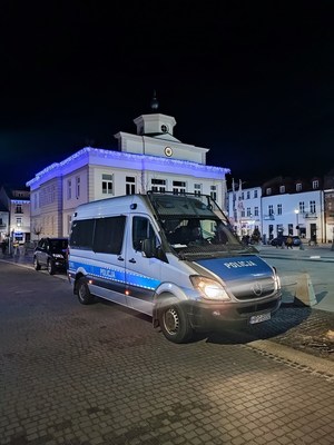 radiowóz policjantów OPP na muszyńskim rynku