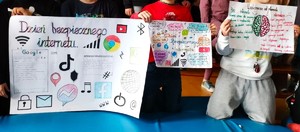 kilka plakatów przygotowanych przez uczniów nt. bezpieczeństwa w sieci