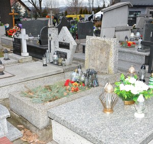 cmentarz, nagrobk z miejsce po oderwanej tablicy