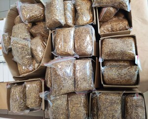 krajanka tytoniu w workach strunowych ułożonych w kartonowych pudłach